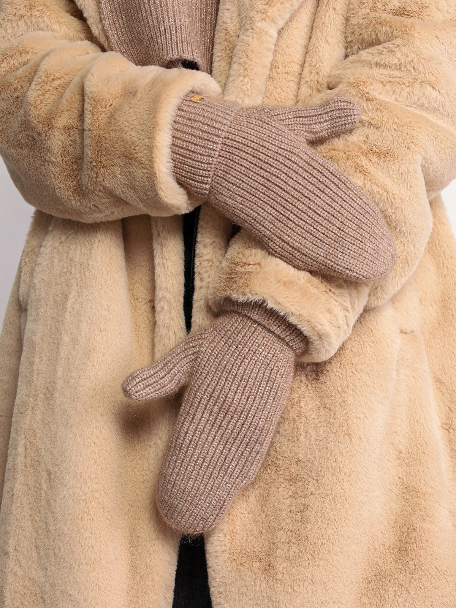 Варежки с шерстью енота вязаные с люрексом